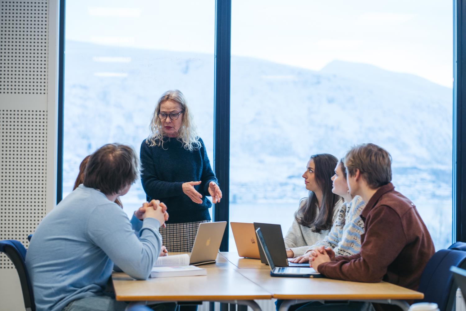 Studenter som jobber i gruppe.