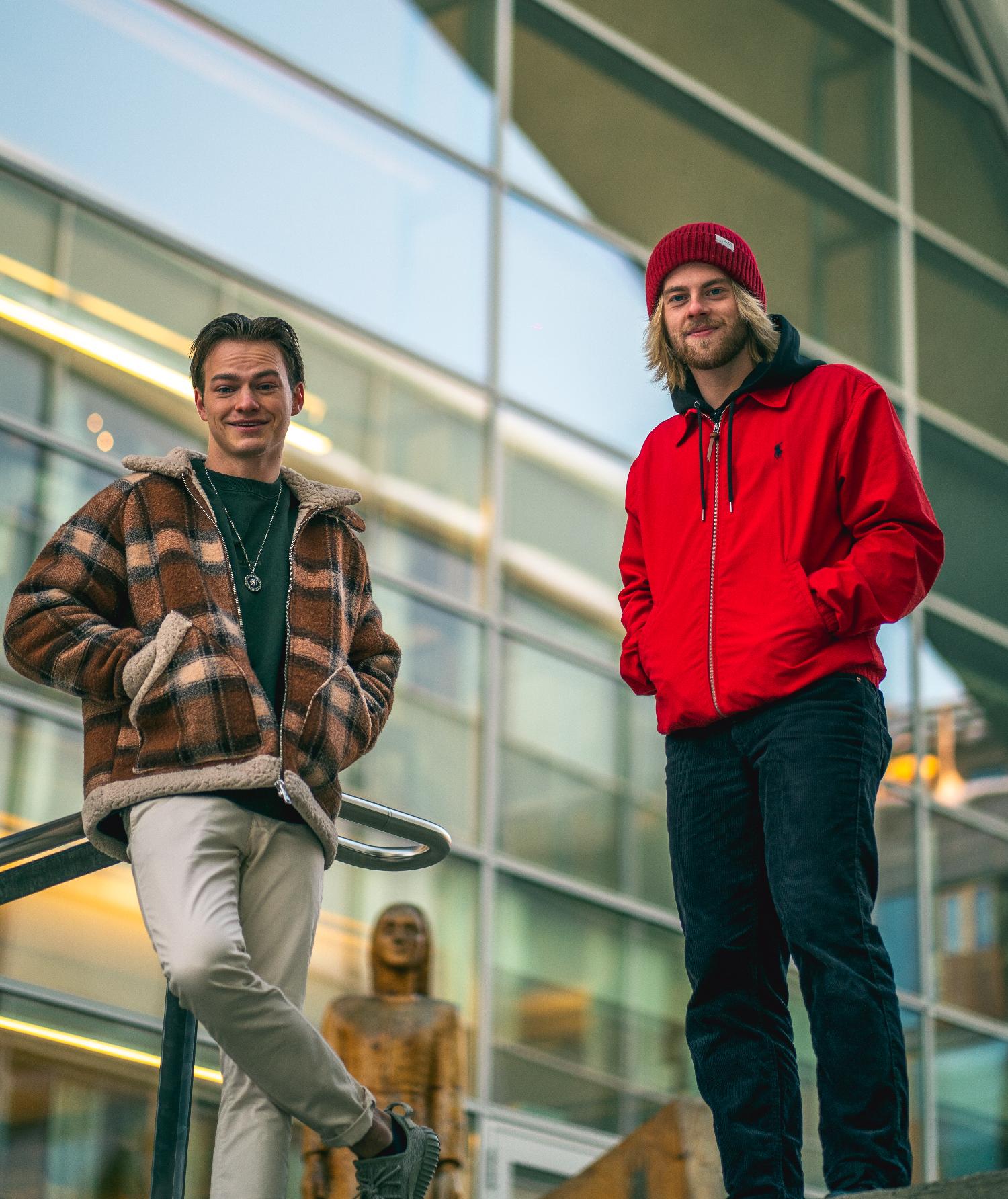 Studenter som st&aring;r foran inngangen til et undervisningsbygg.