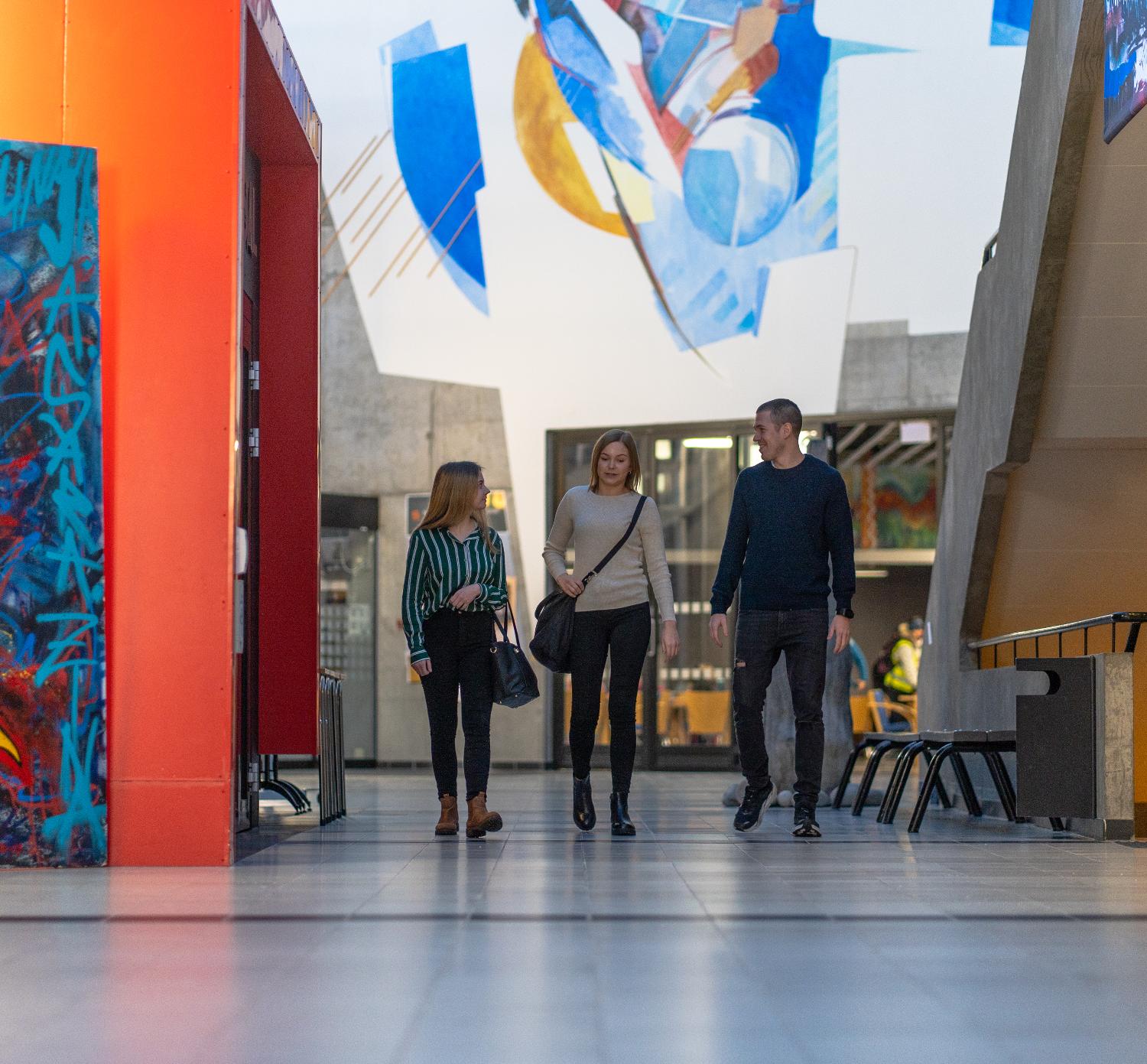 Studenter i et undervisningsrom.