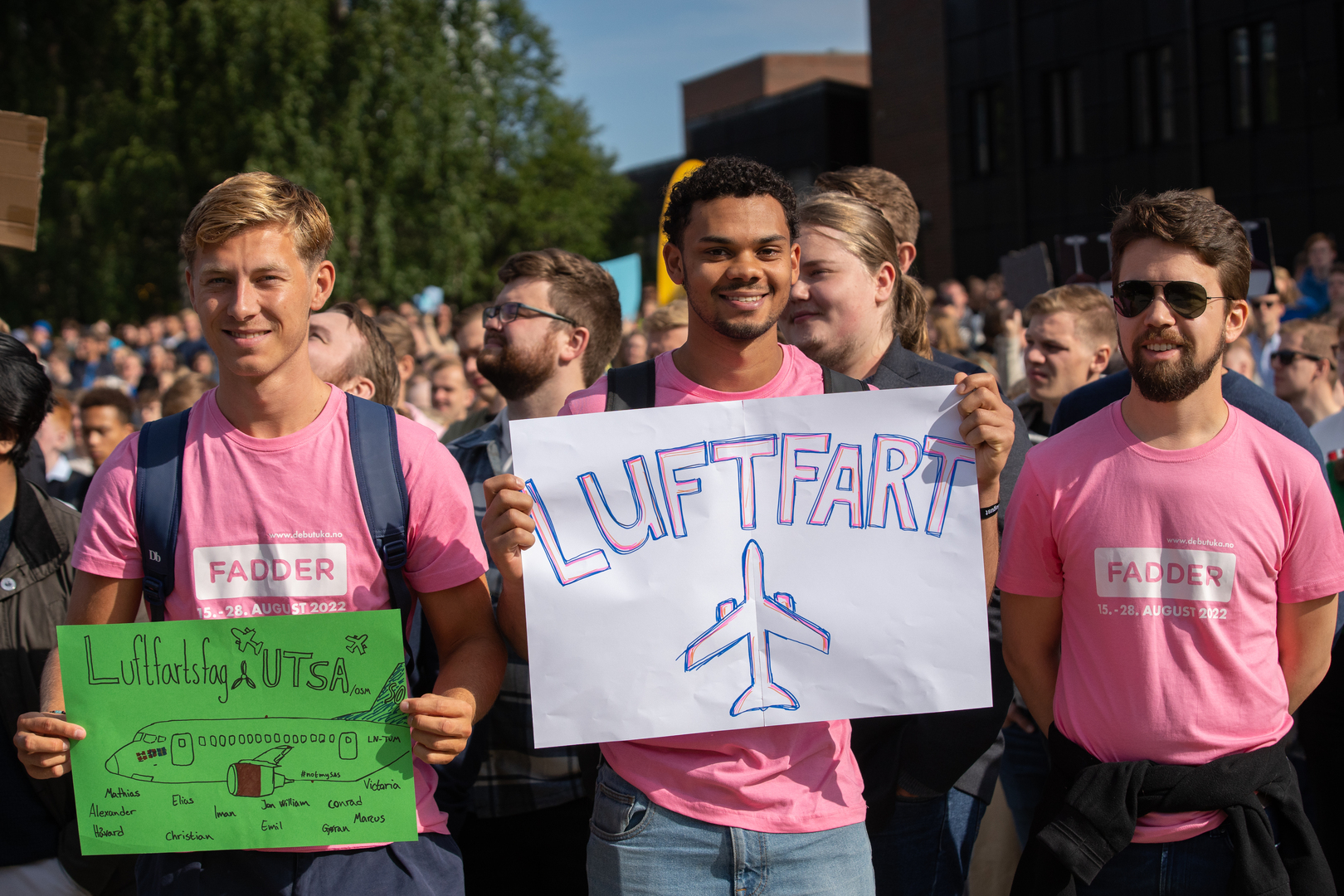 faddere med rosa t-skjorter og plakater