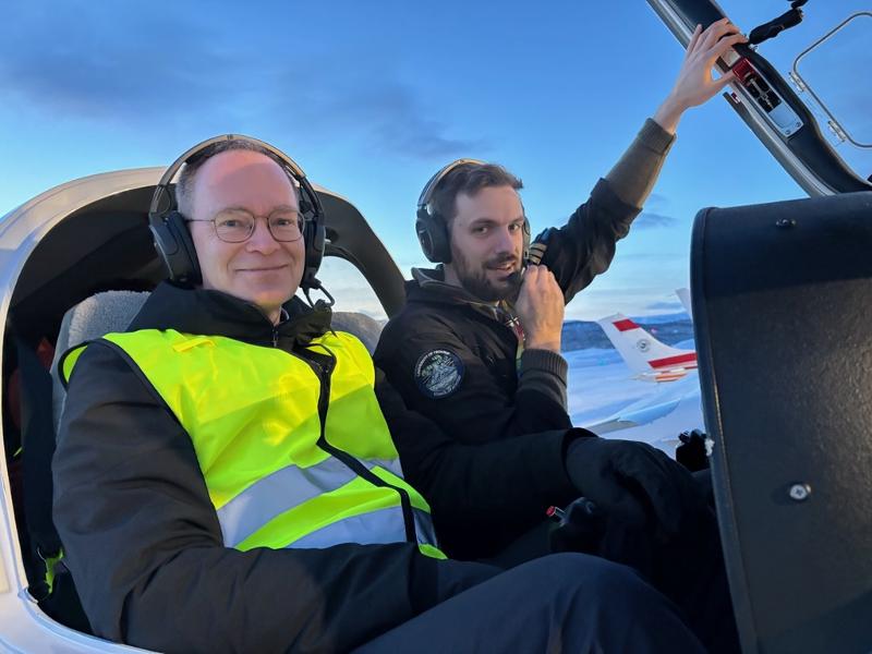 To menn i cockpiten p&aring; et lite fly