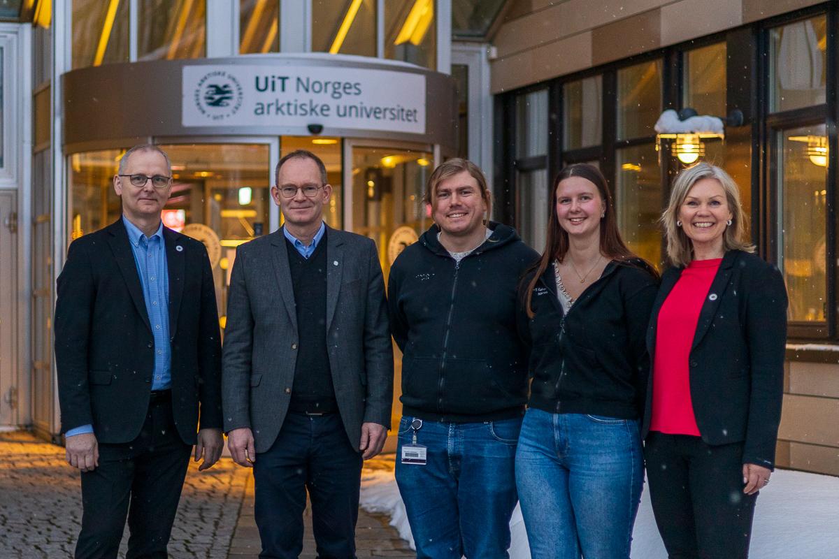 Dekan Bj&oslash;rn Reidar S&oslash;rensen, forsknings- og h&oslash;yere utdanningsminister Oddmund Hoel (Sp), satelitteknologi-studentene Seweryn Roznowski og Ella Berg, og direkt&oslash;r &Aring;sunn Lyngedal, Fakultet for teknologi og ingeni&oslash;rvitenskap, UiT Narvik
