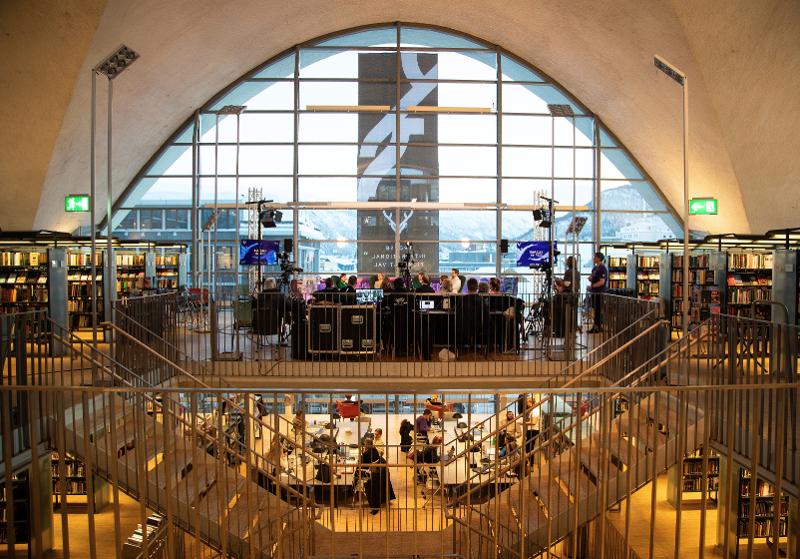 Innsidebilde av ikonisk bibliotek i Tromsø sentrum. 