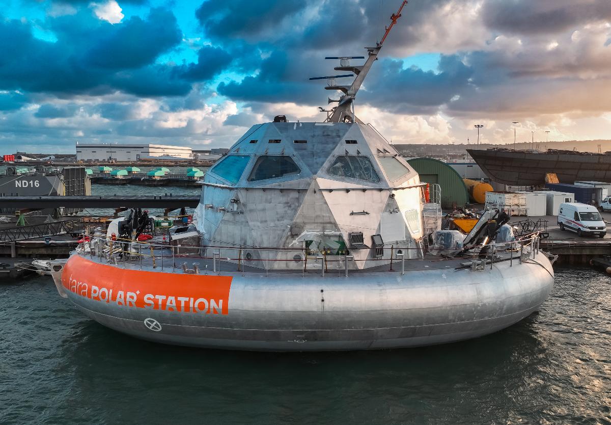 Fart&oslash;y som ligger til kai