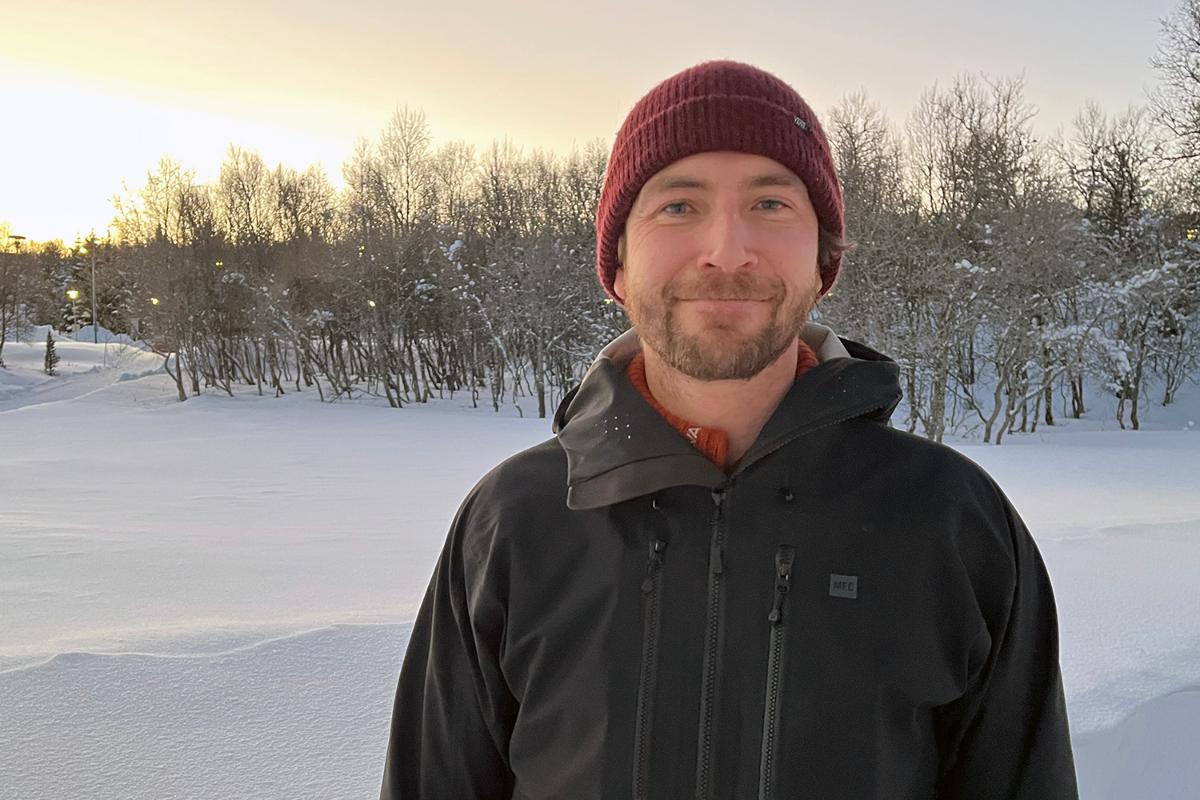 Maxime.jpg Portrett av mann med lue utendørs