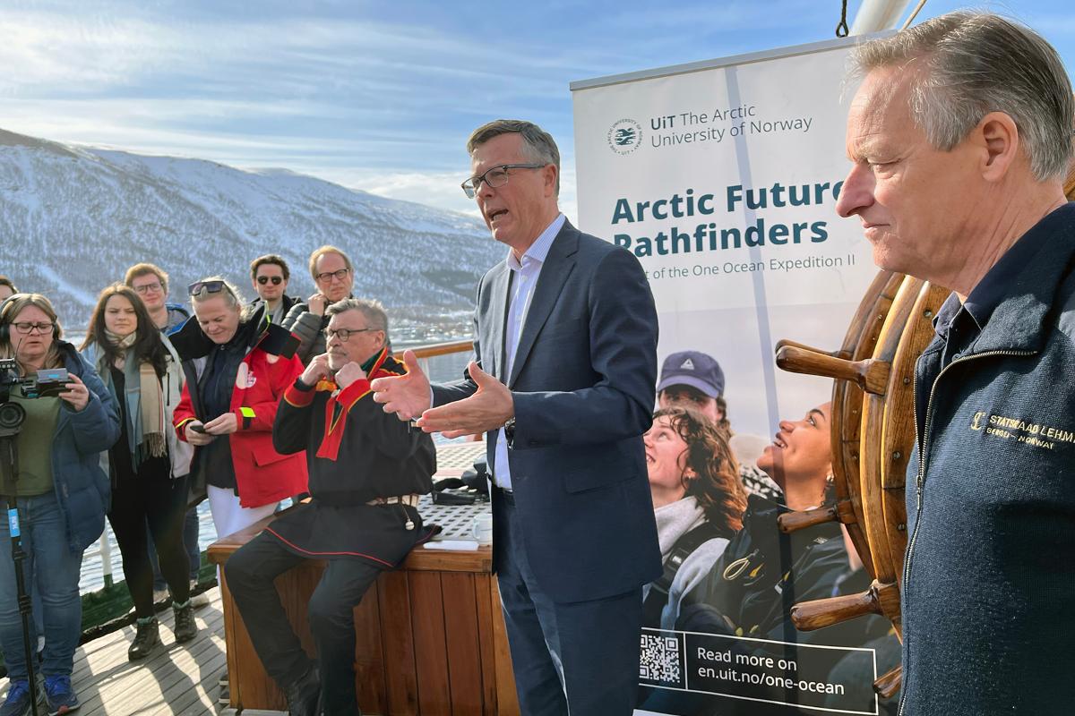 Pressemøte.jpg Flere personer om bord på en seilskute