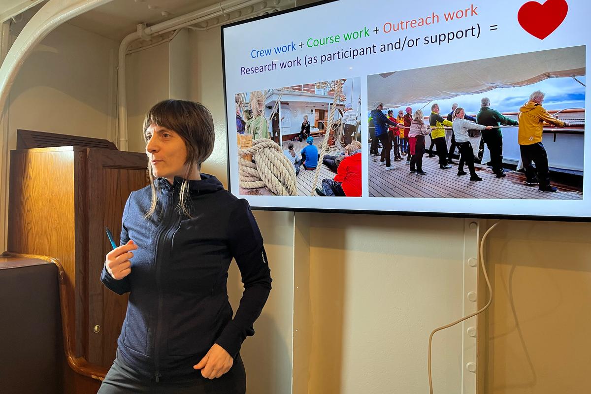 Melania.jpg Kvinne står ved siden av en presentasjon