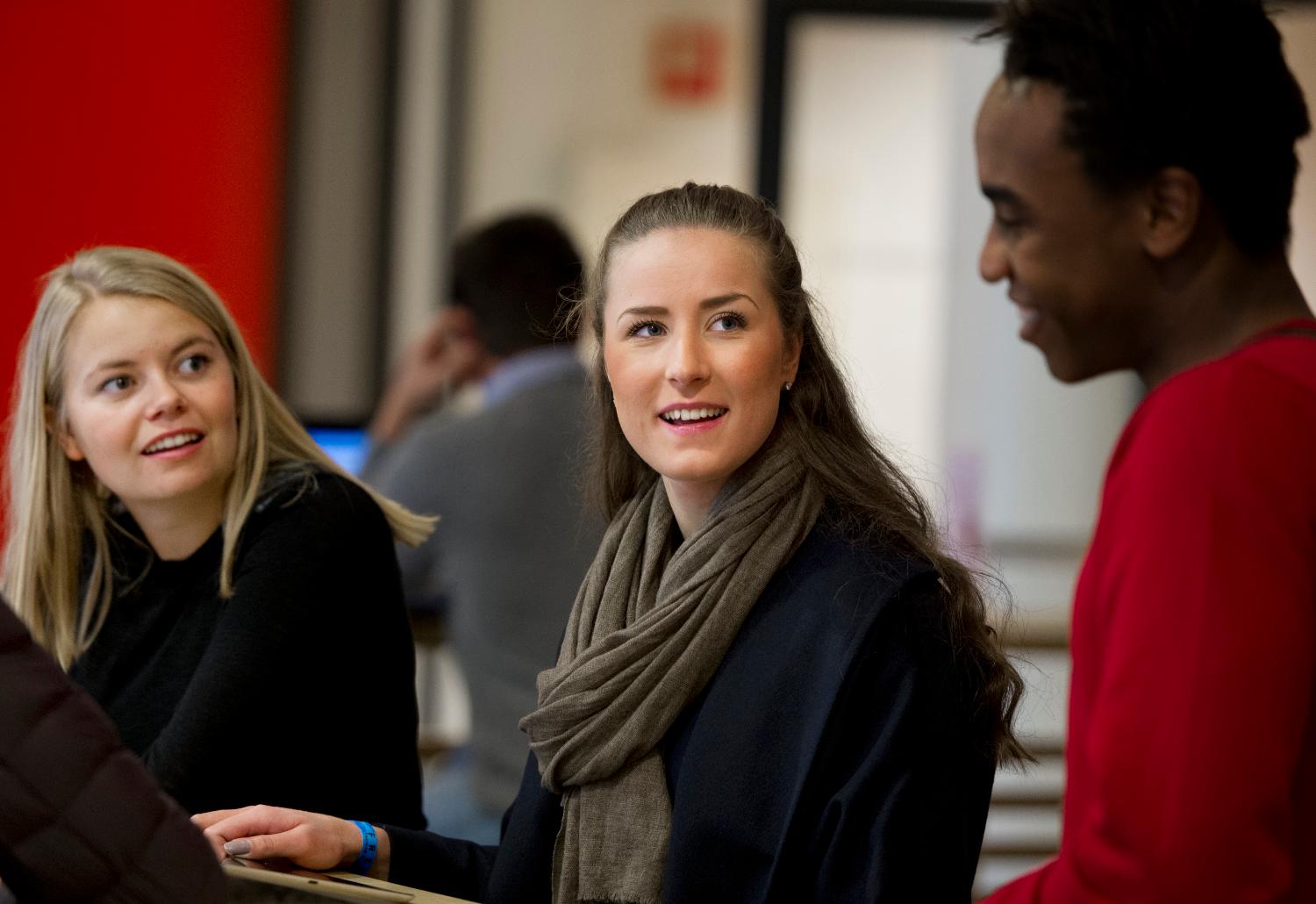 Tre smilende studenter