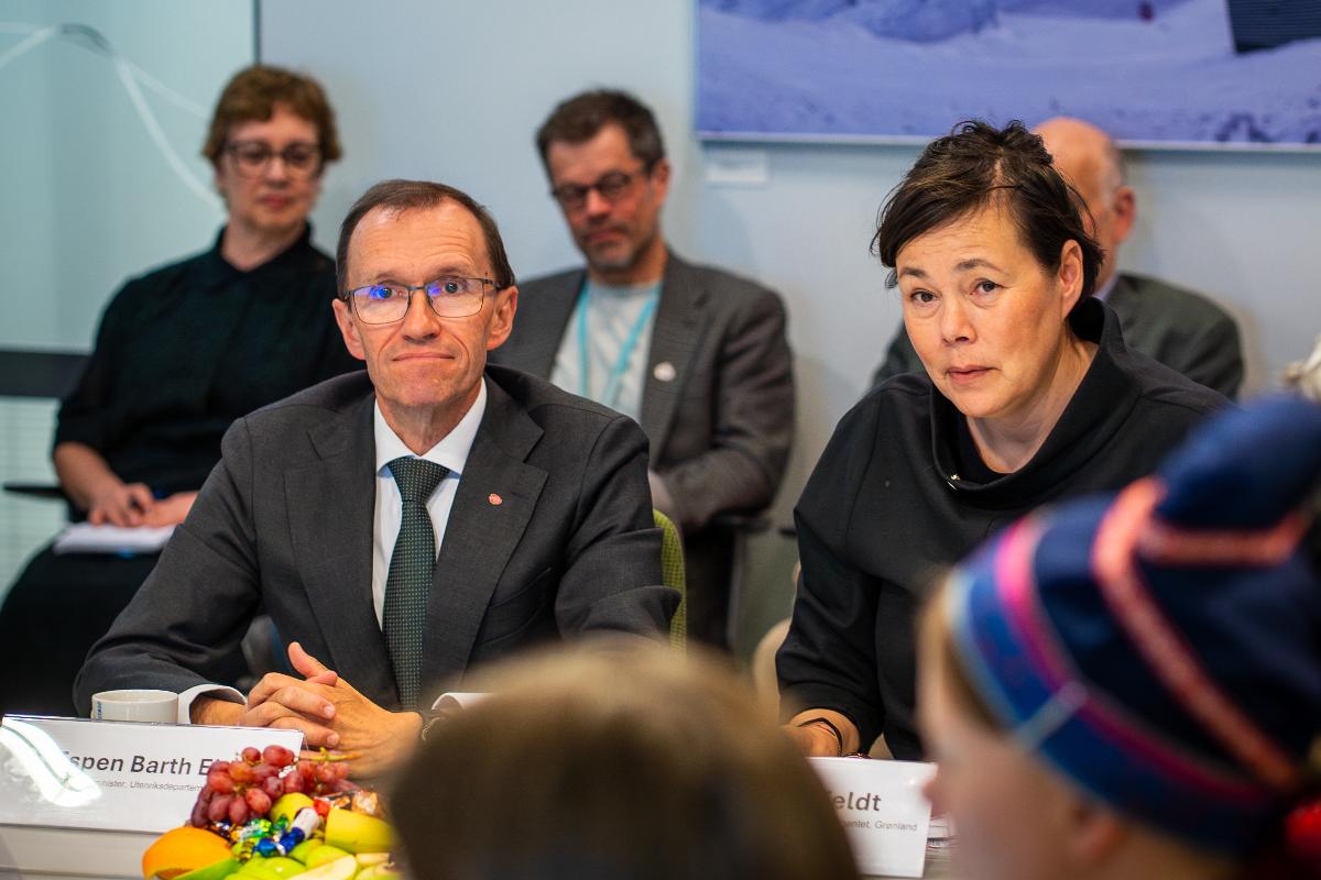 To personer sitter sammen i et m&oslash;te