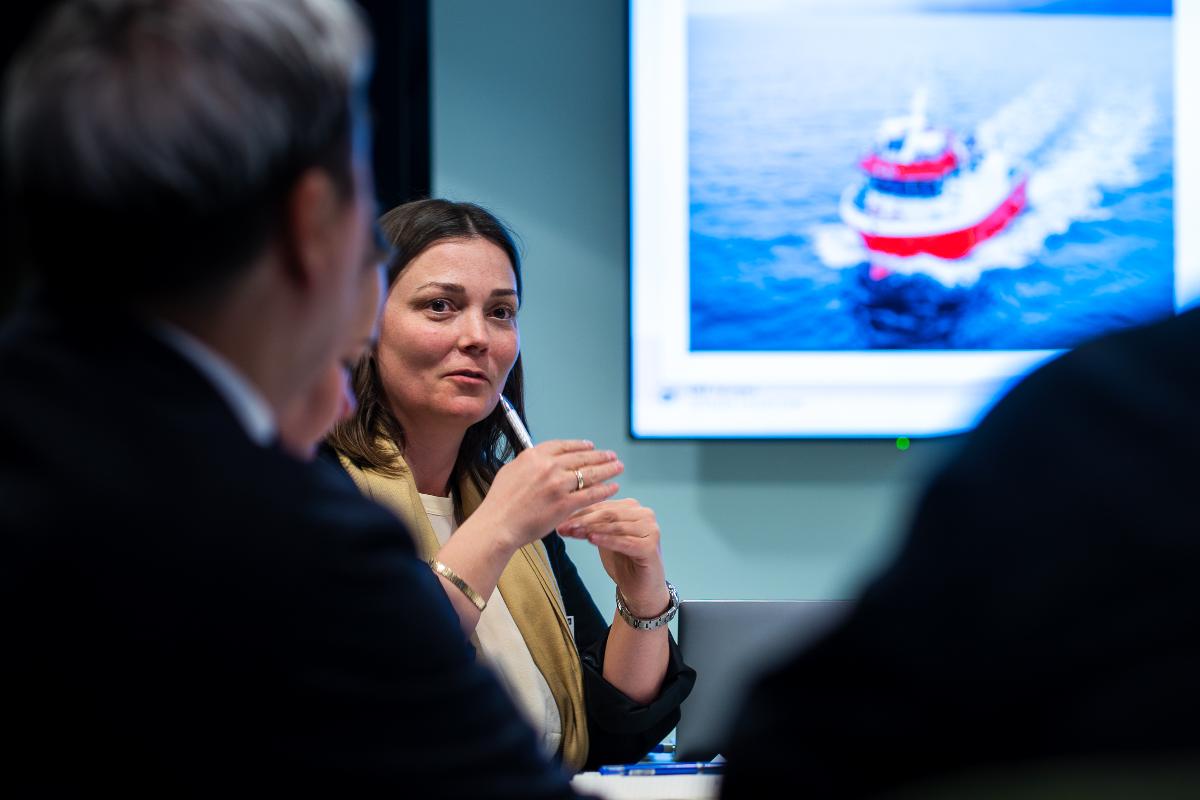 DF_04975-Foto-ElseWelde.jpg Kvinne sitter i et møte og snakker med andre