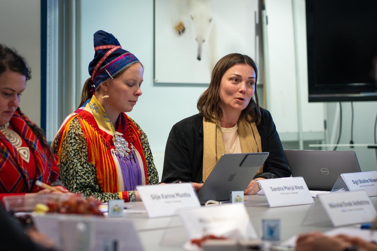 DF_04900-Foto-ElseWelde.jpg Tre kvinner sitter ved siden av hverandre.