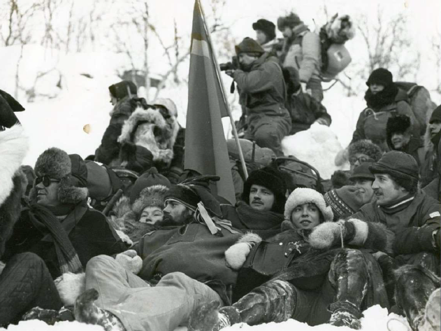 samiske og norske demonstranter under Altasaken - mennesker som sitter i sn&oslash;en