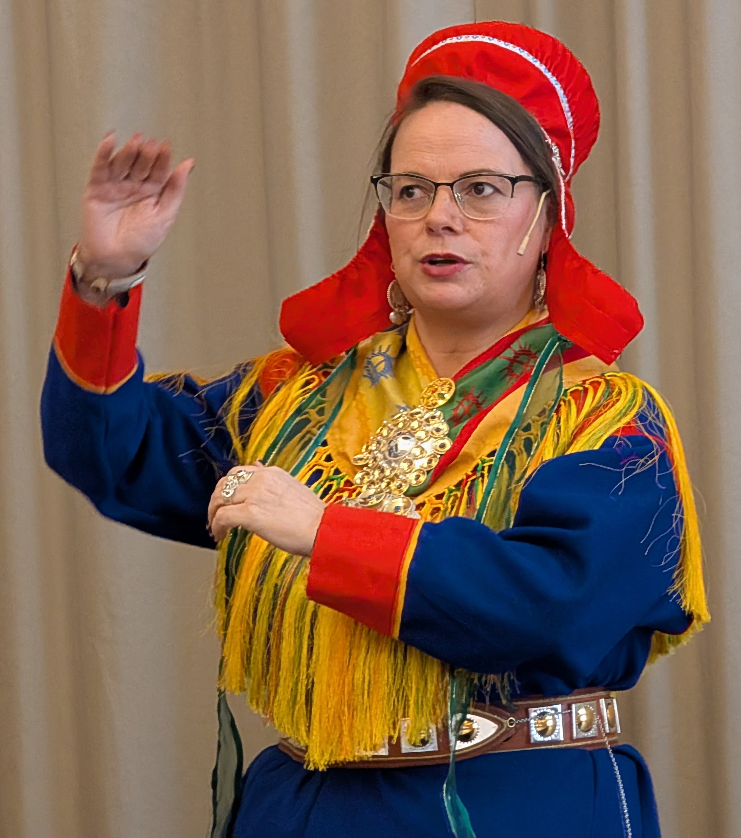 PXL_20250506_092241426.MP-EDIT.jpg same med samekofte og lue