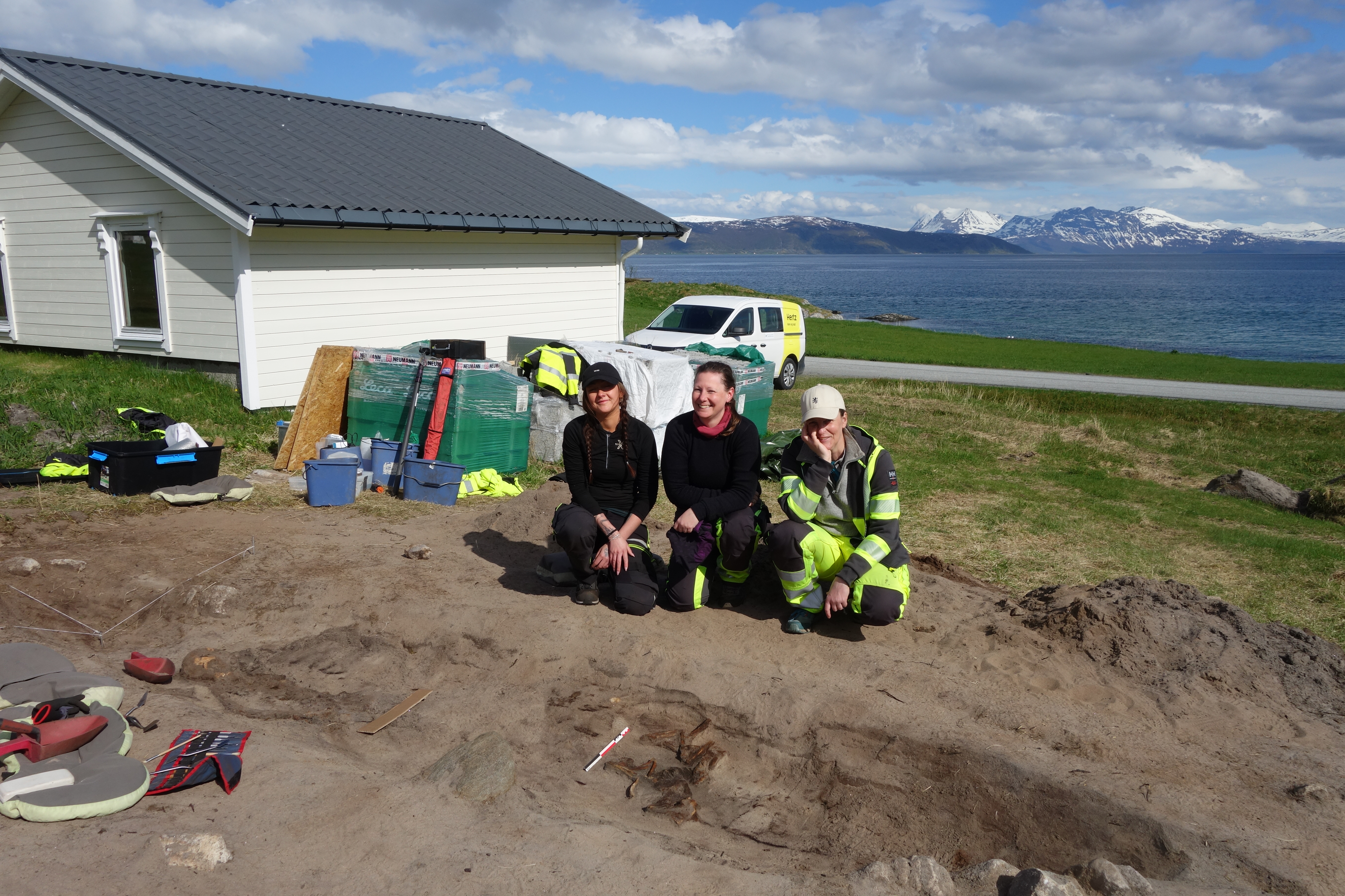 Tre forskere ved båtgrav.