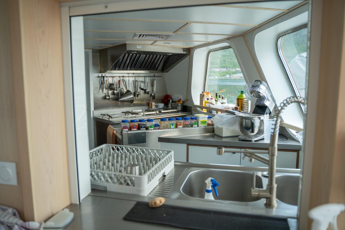 Kj&oslash;kkenet er godt utstyrt.