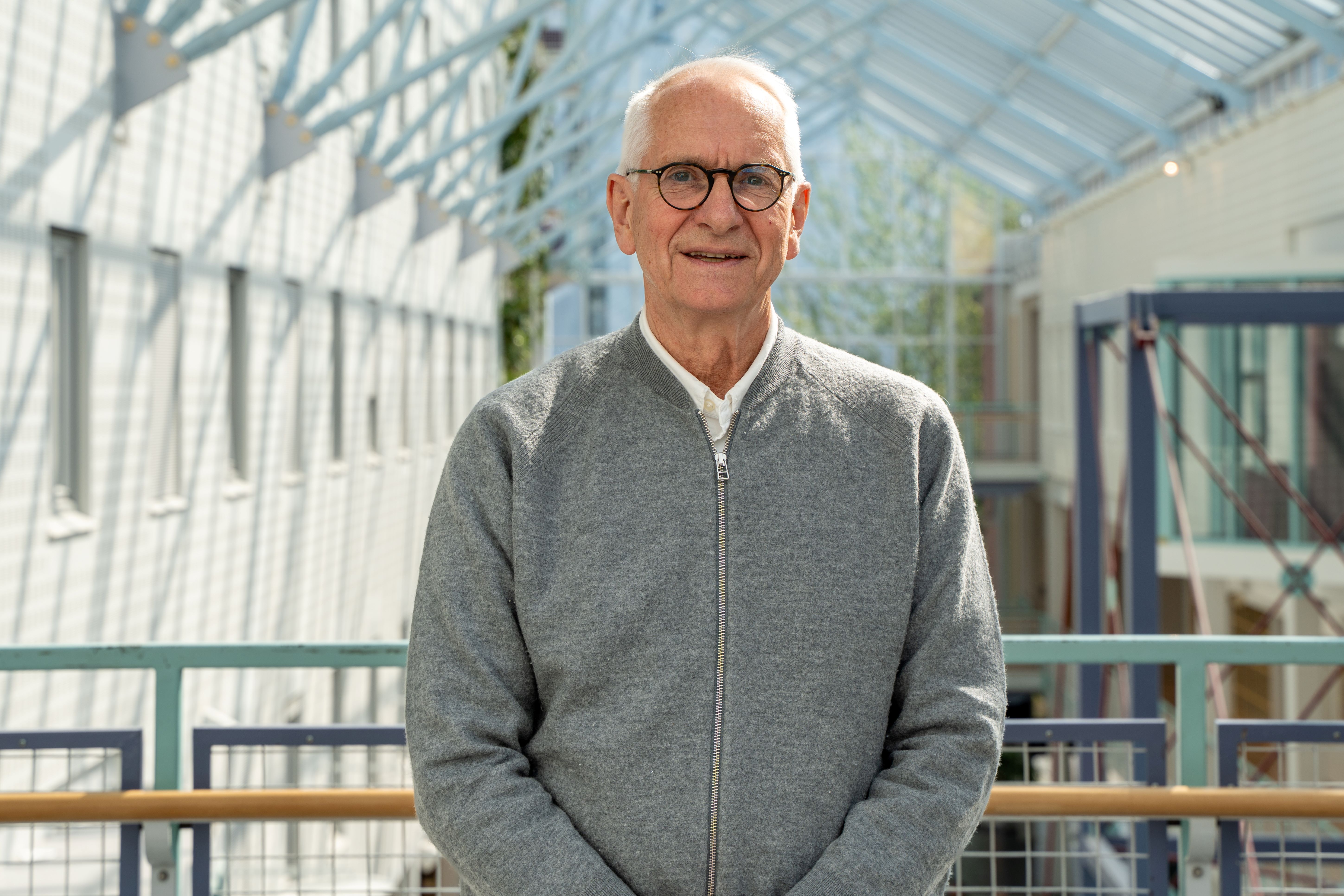 mann som st&aring;r &aring; smiler