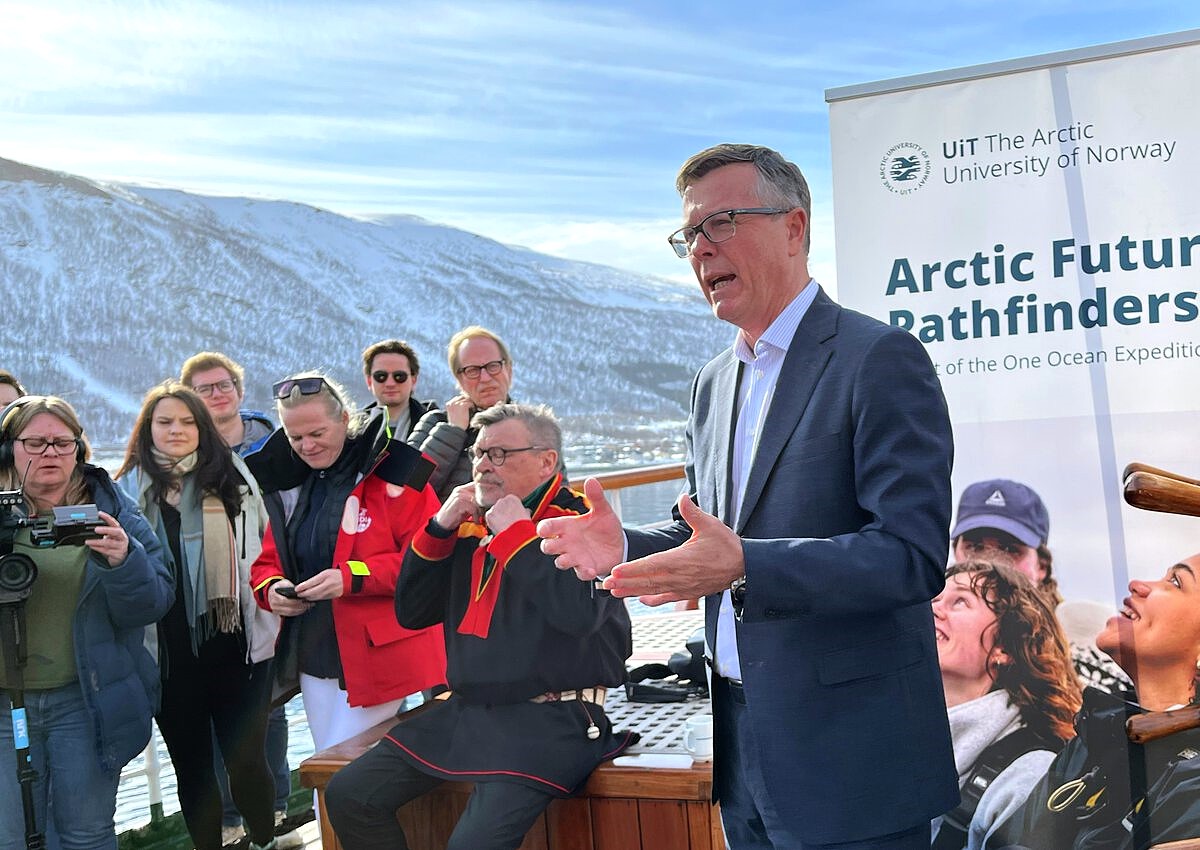 crop_fe5_u8L0_d112dbd5-52f1-4d59-bced-f4c297703994.jpg Dresskledd mann taler på båt.