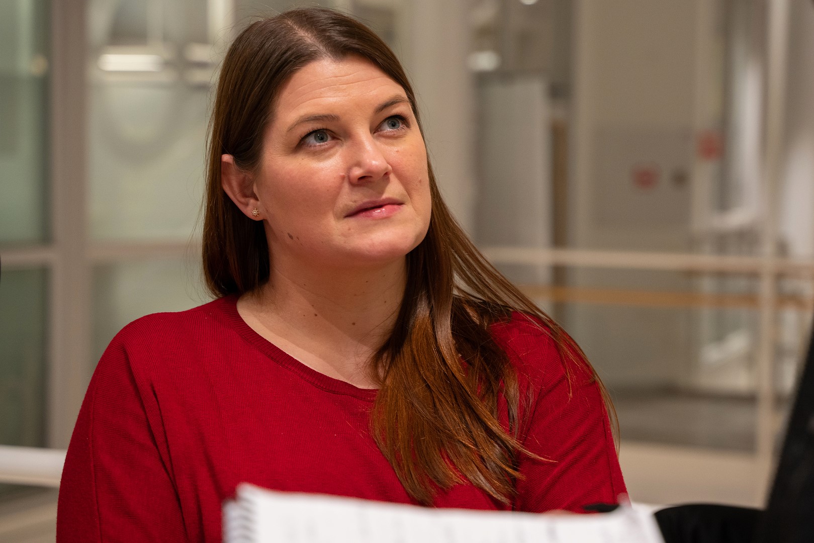 Cecilie_Myrseth_UIT_00128_Foto_Jorn_Berger_Nyvoll.jpg Kvinne i rødt med hvitt papir i hendene.