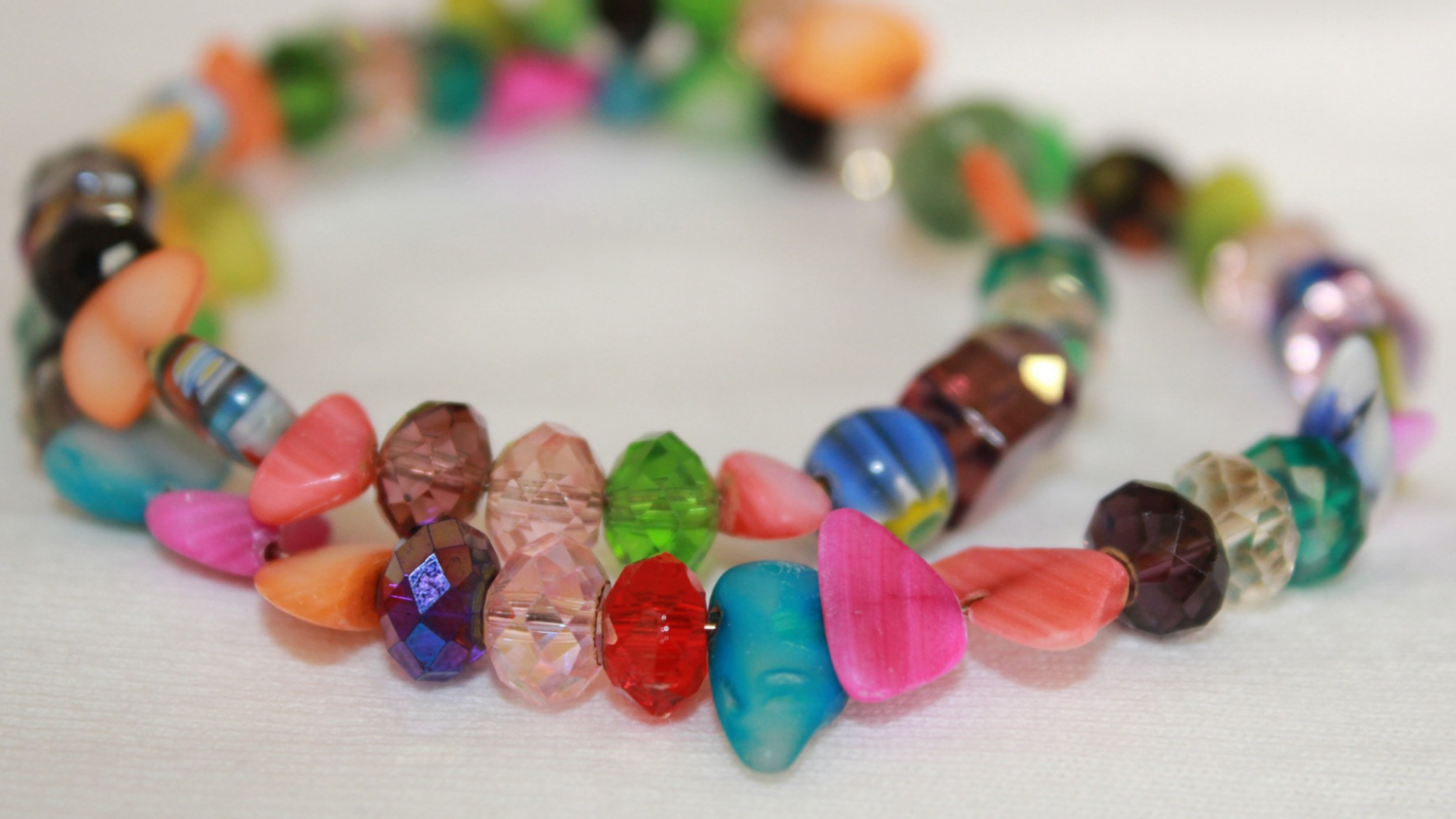 Illustrasjons-/bannerbilde for KREATIVT VERKSTED | Lag et armbånd inspirert av grunnstoffer