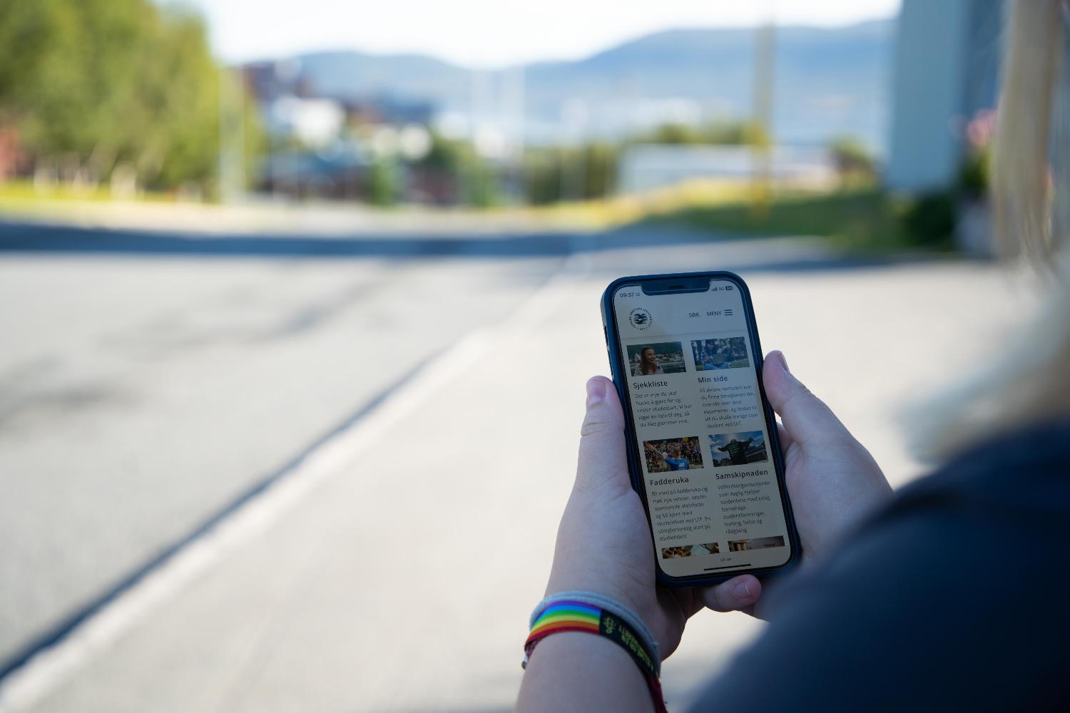 Illustrasjons-/bannerbilde for #KOMsnakk: Klarspråk for nett og mobil