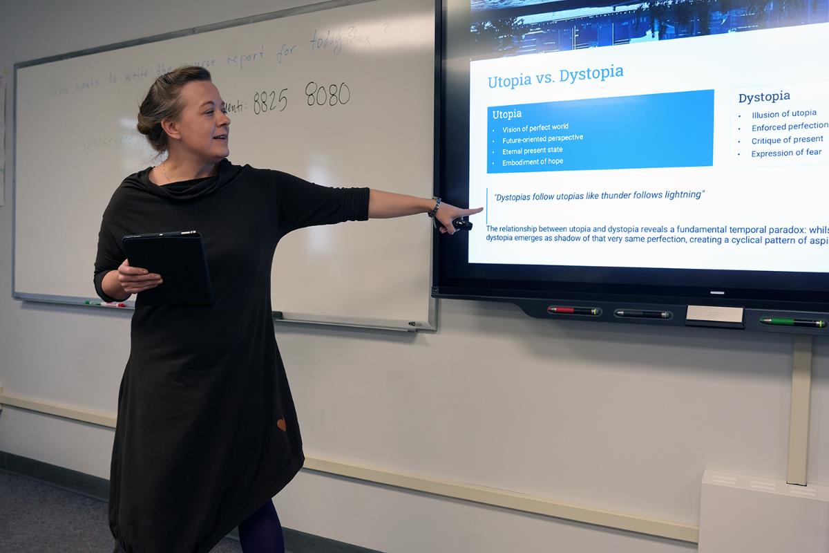 Kvinne som peker p&aring; en presentasjon