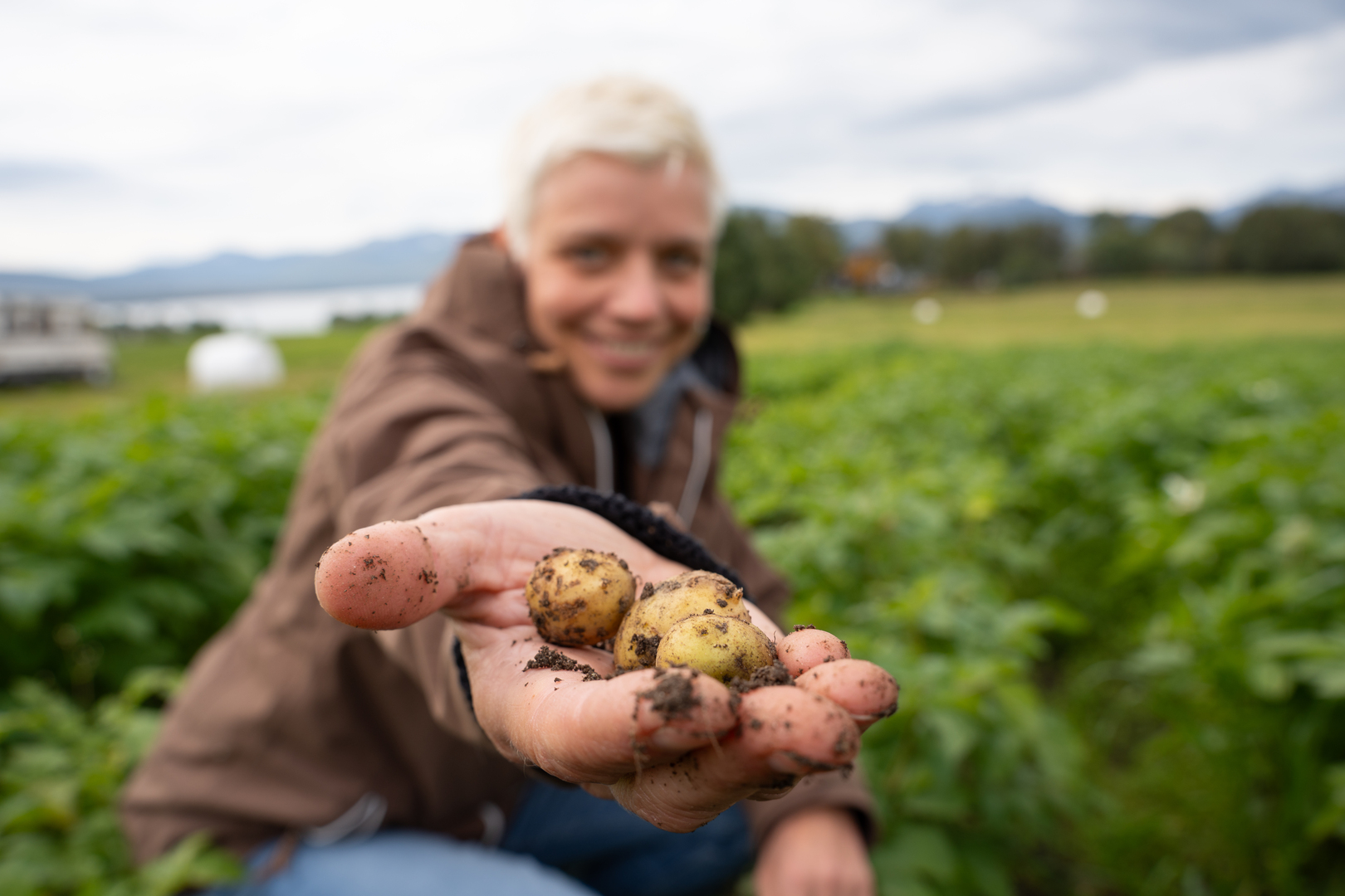 Potet dame som holder poteter i en utstrakt hånd