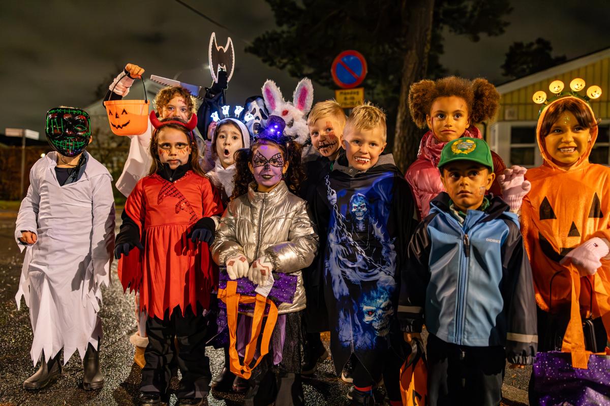 mp66083092-stockholm-halloween.jpg – Den amerikaniserte halloween-feiringen skiller seg fra de gamle skikkene gjennom at den er preget av kommersielle krefter med kjøpepress, gøy og moro uten særlig tanke på eller markering av overgangsritualer, sier historiker Rune BLix HAgen. På bildet: barn utkledd til Halloween.
