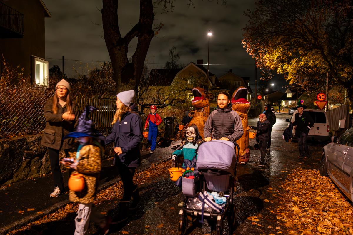mp66083286-stockholm-halloween.jpg De unge voksne som har vokst opp med halloween, formidler feiringen videre til sine barn, og går halloween sammen med dem. Bildet viser barn og voksne som går halloween sammen.