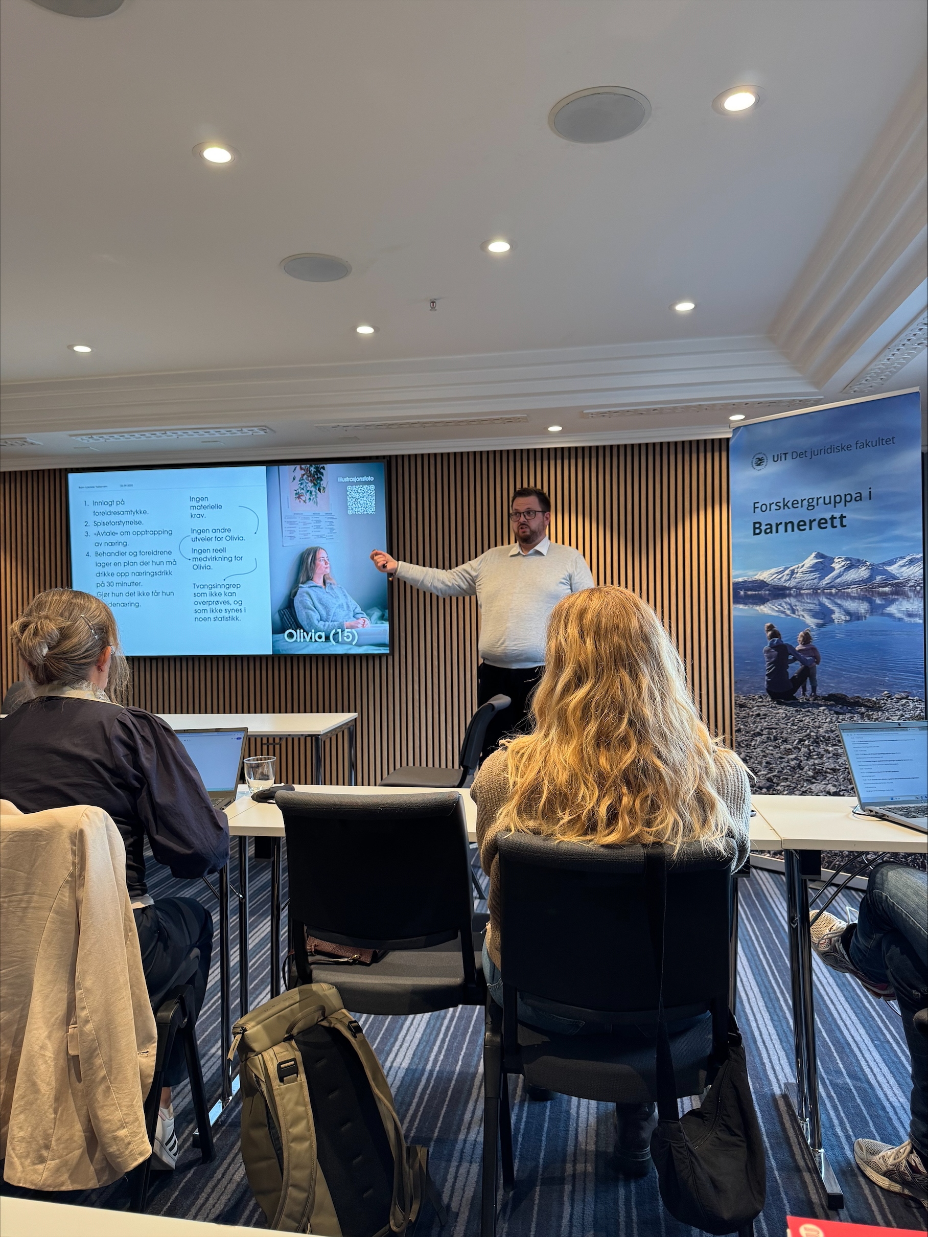 Generalsekretær Adrian Lorentsson, Mental helse ungdom, her i full gang med foredraget "Hvordan fungerer psykiskhelselovgivningen i praksis for barn".