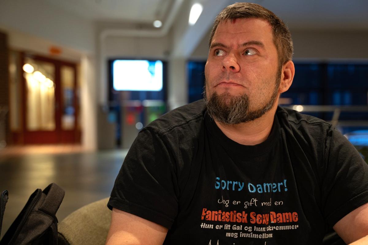 Tor-Olav Bær (41) studerer årsstudium i nord-samisk og er snart ferdig med bachelor i sosialantropologi.  –	En gang annen hvert år kanskje. Jeg har ikke behov for flere legebesøk enn det. Jeg syter og klager ikke så mye, selv om jeg ikke er frisk hele tiden. 