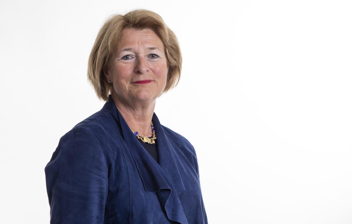 portett av en kvinne p&aring; hvit bakgrunn