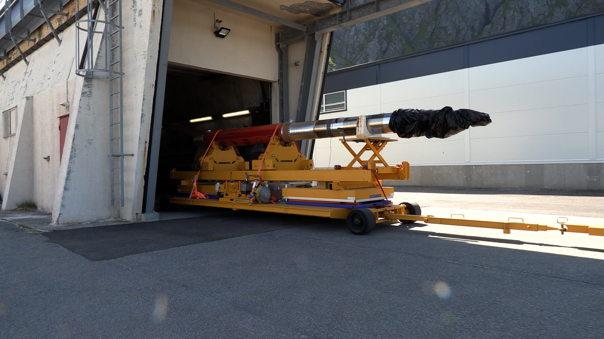 Utrulling.jpg En rakett som rulles ut av et bygg.