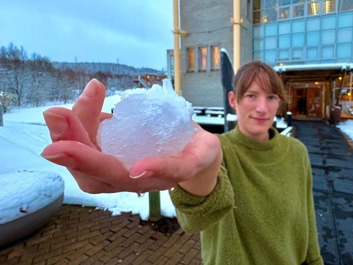 life_on_a_changing_planet-ny.jpg Dame viser frem en neve snø