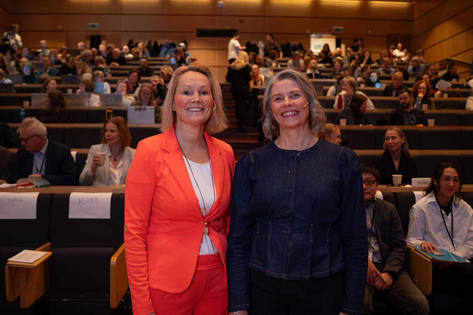 Rikke_G_rgens_Gjarum_og_Torill_Sommerlund_09340.jpg To kvinner foran publikum i et universitetsauditorium.
