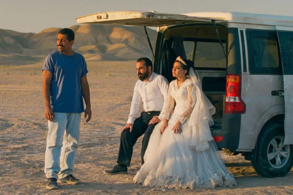 Tre personer som er i en &oslash;rken, st&aring;ende og sittende ved en varebil.