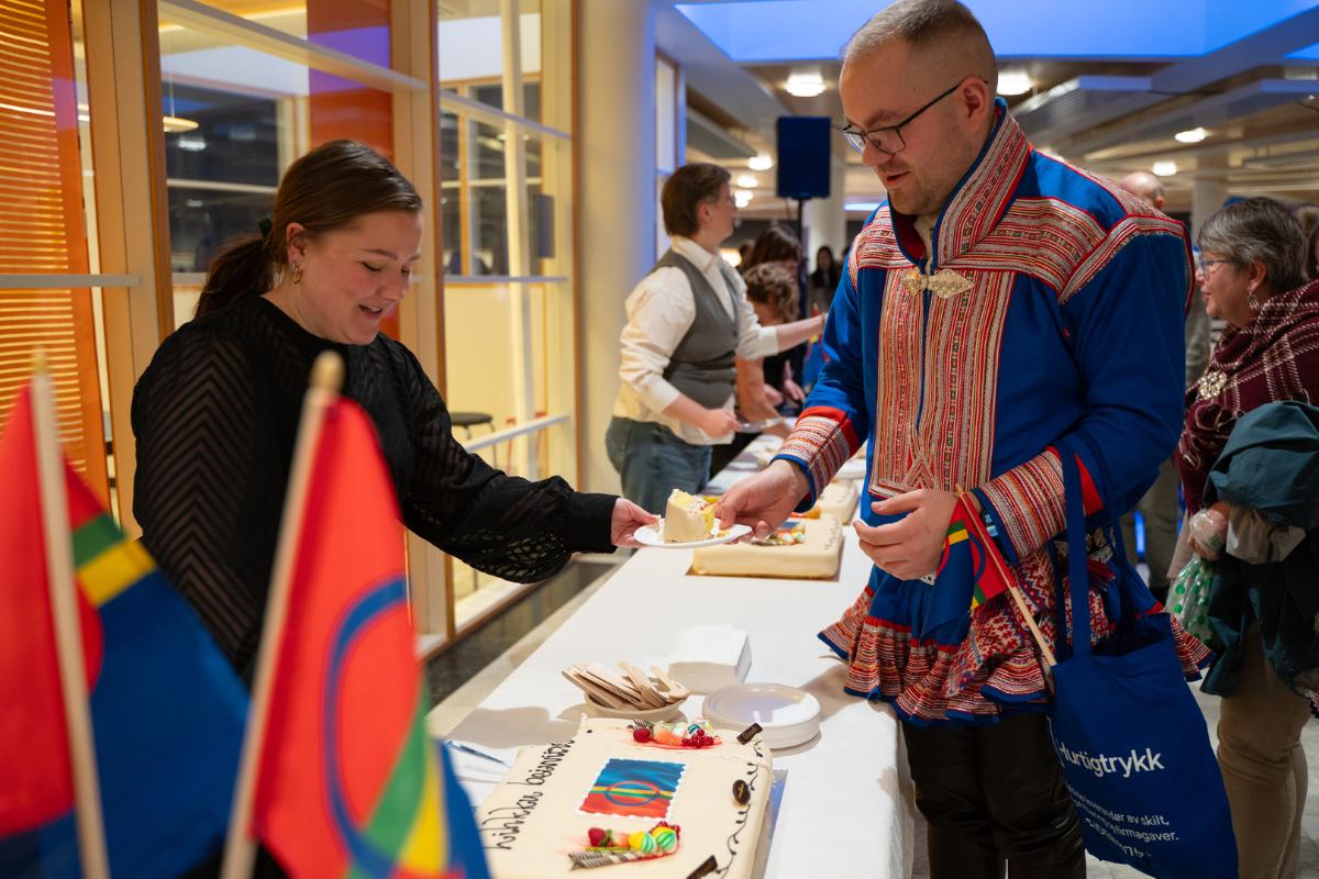 Koftekledd mann ordner seg kake i anledning 6. februar. 