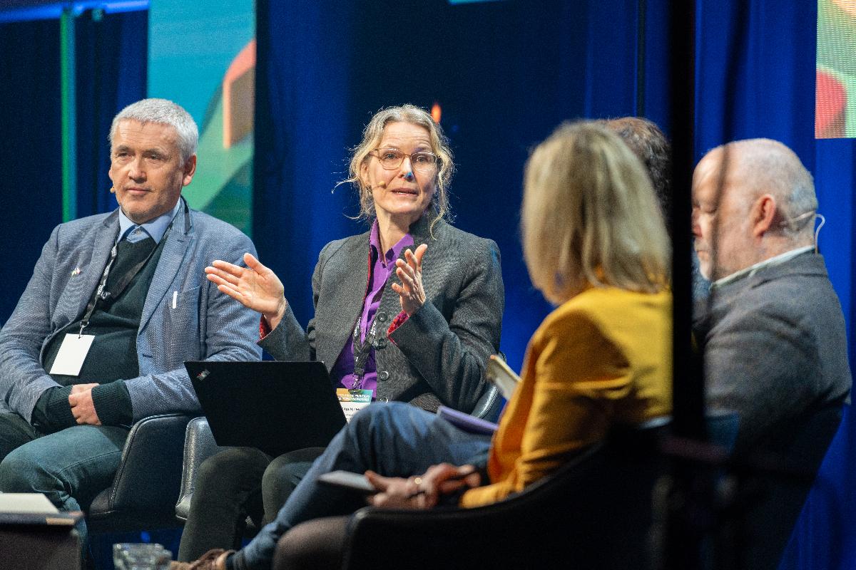 UiT har en rolle p&aring; over 40 arrangementer, om alt fra geopolitikk og klima til romv&aelig;r og urfolkssp&oslash;rsm&aring;l. Her fra fjor&aring;rets konferanse, med bl.a. professor Kari Aga Myklebost.