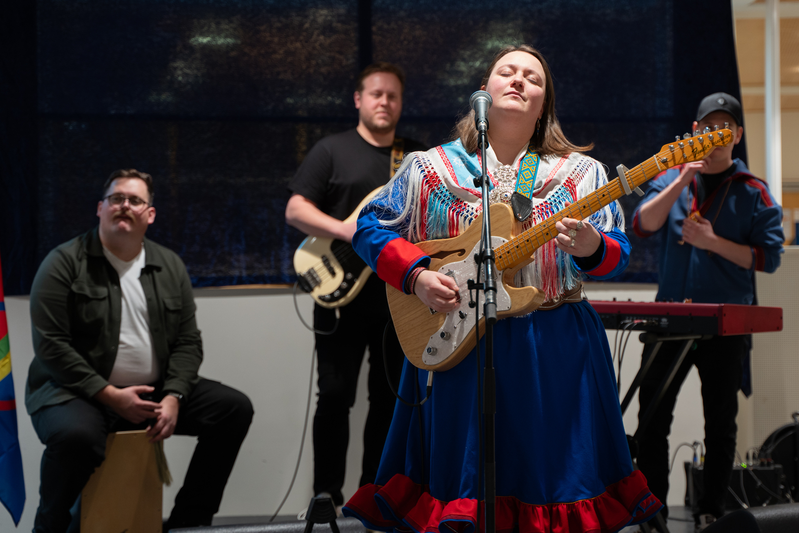 Samisk band med kvinnelig frontgitarist. 