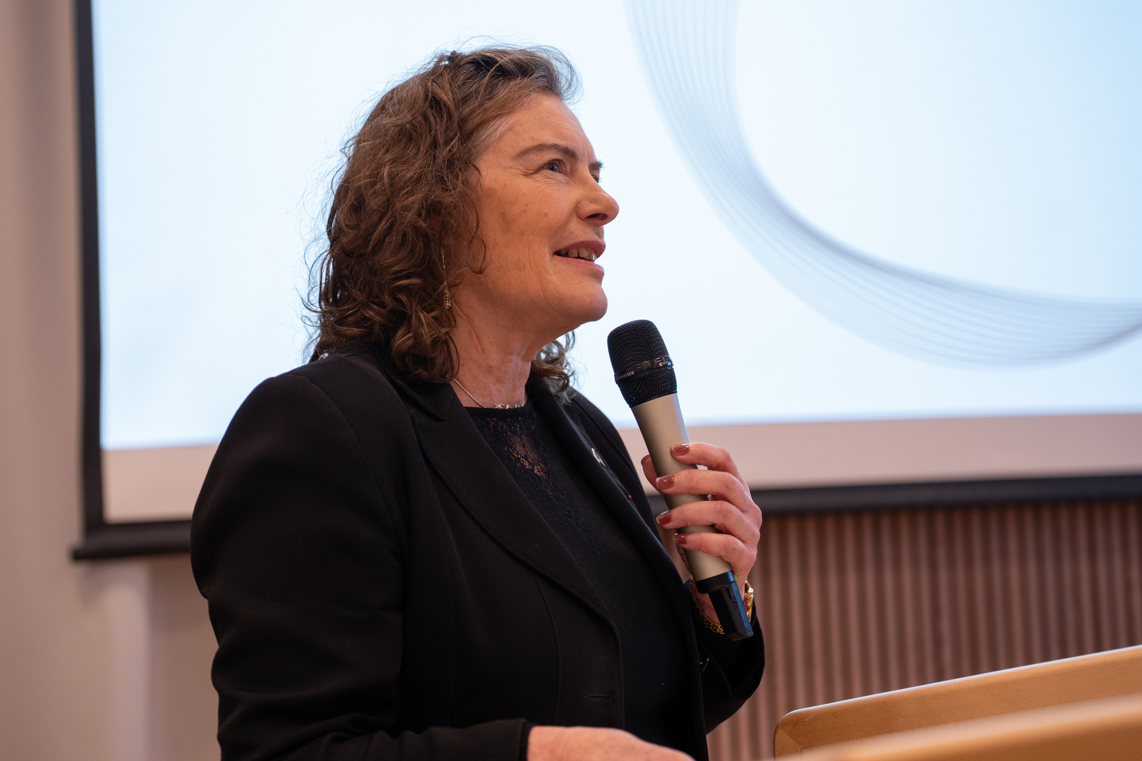 Florence+Robine-09940.jpg dame som prater i mikrofon