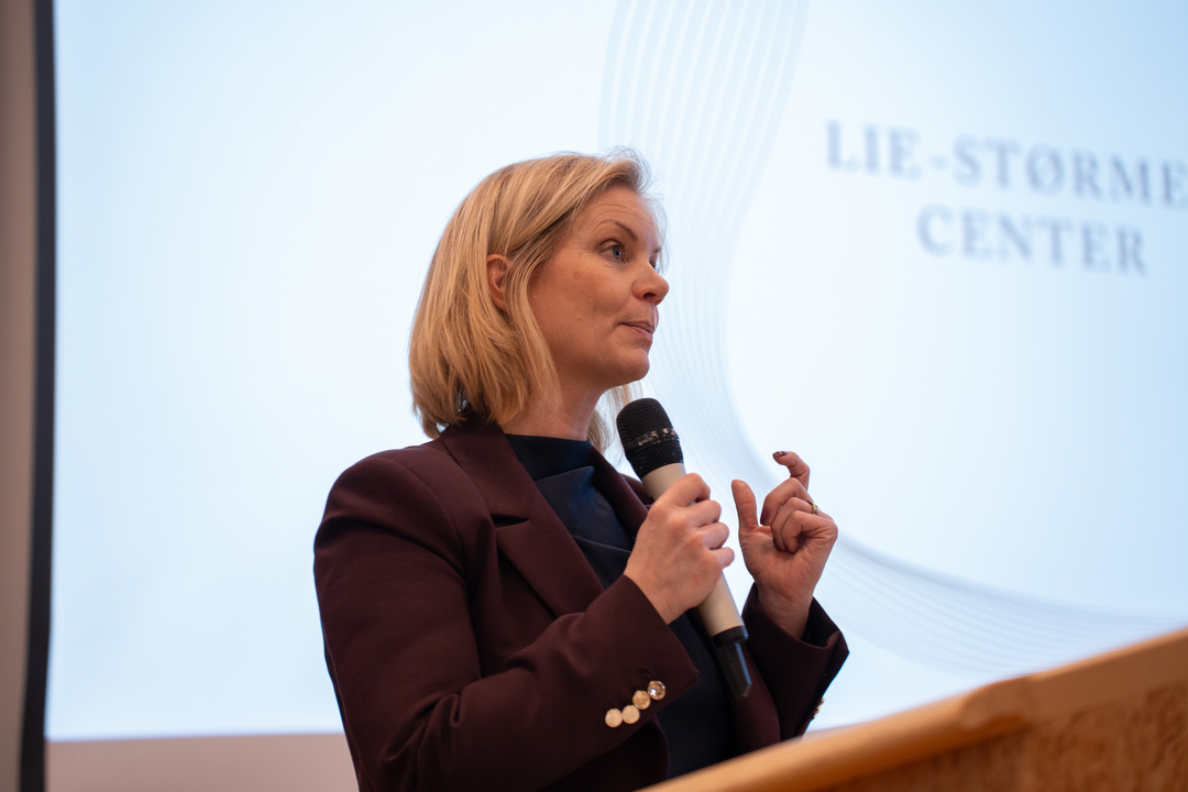 Sigrund+Aasland-09912.jpg dame som prater i mikrofon