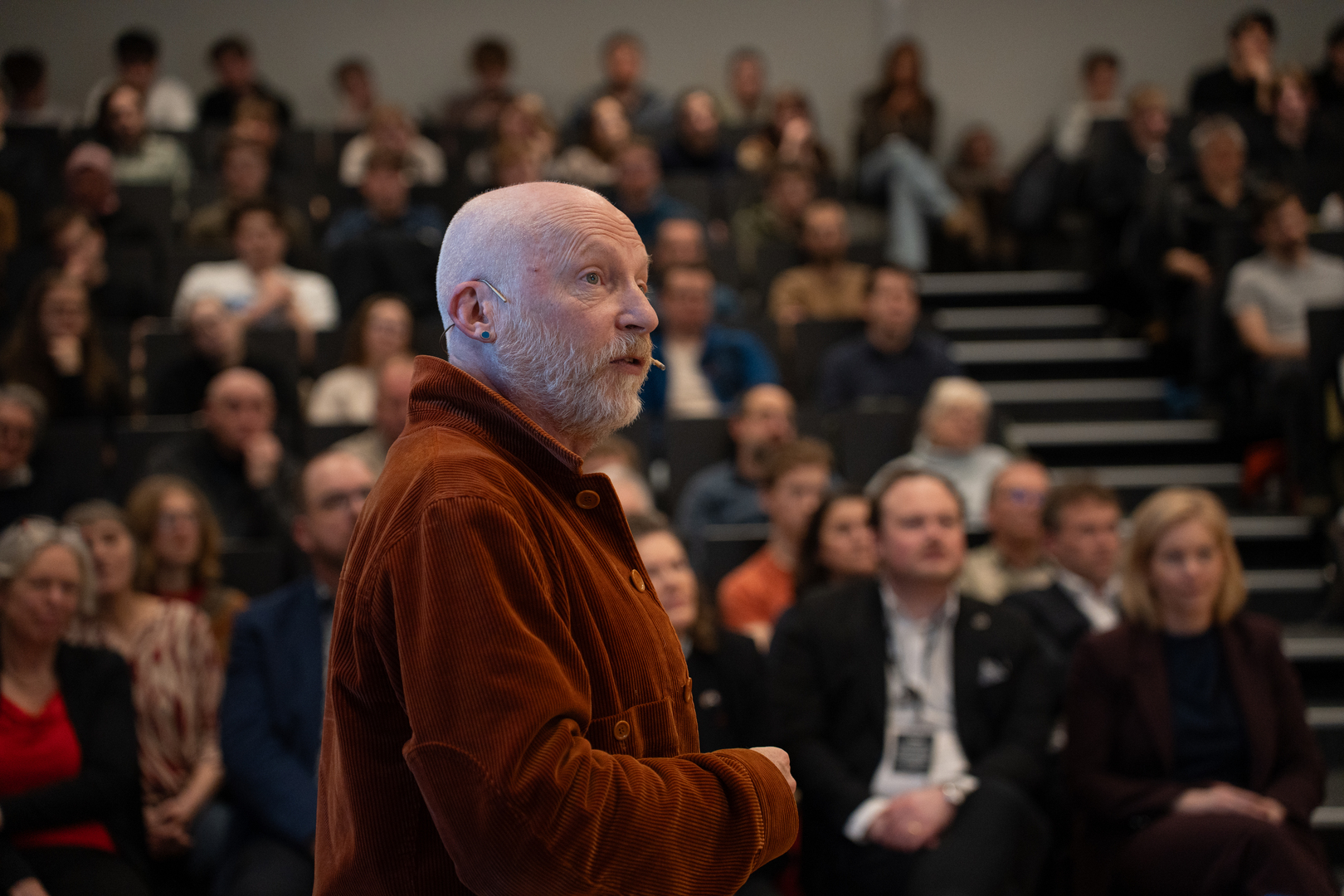 Marcus+du+Sautoy-00032.jpg mann som snakker i mikrofon med masse publikum i bakgrunnen