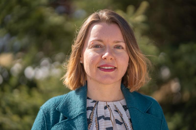 kvinne, kort h&aring;r