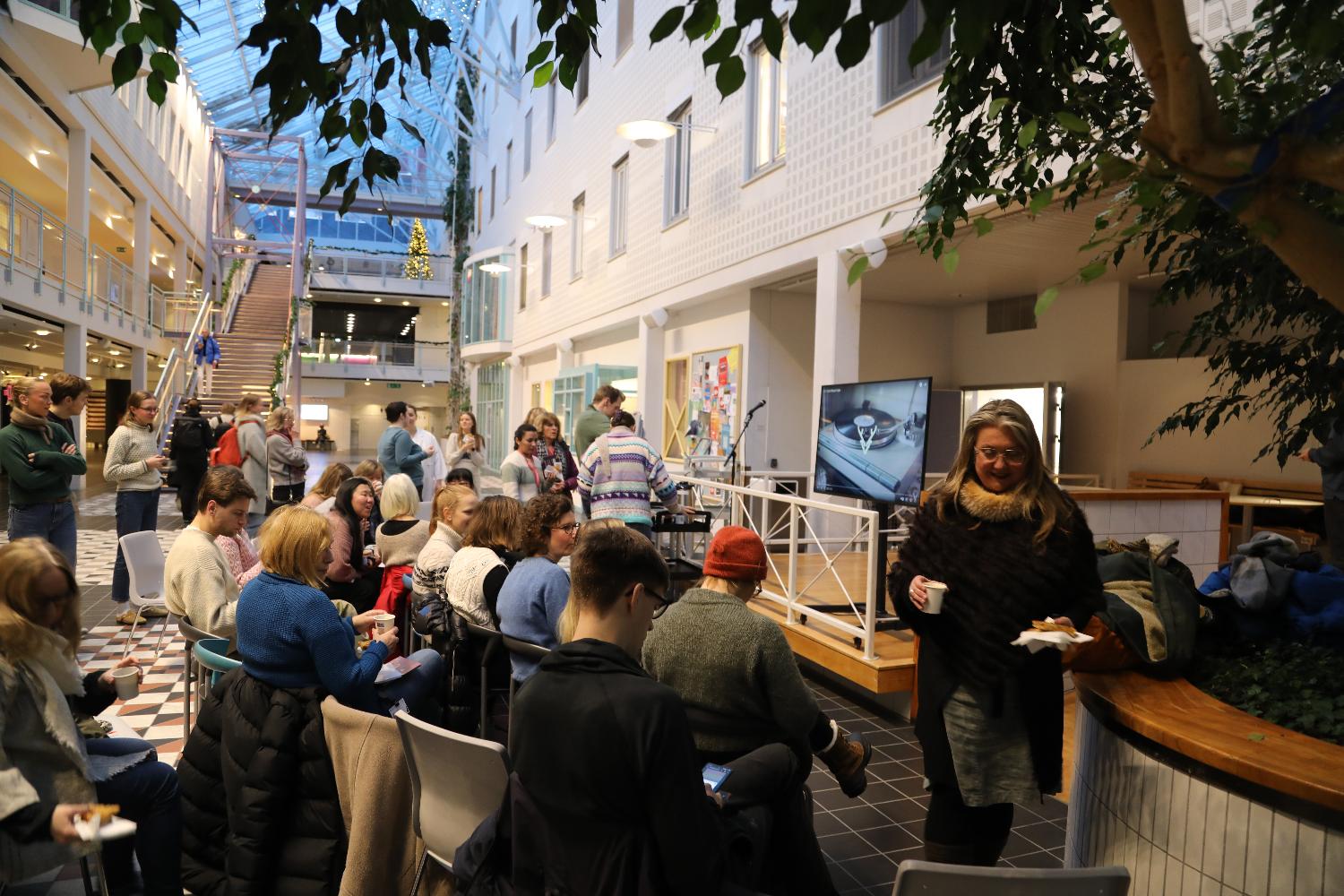 Illustrasjons-/bannerbilde for KOMsnakk: Kanalvalg og internkommunikasjon 