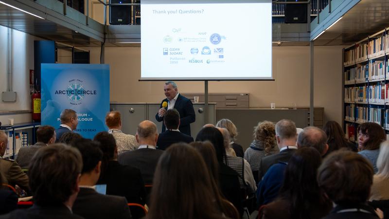 mann som snakker til forsamling