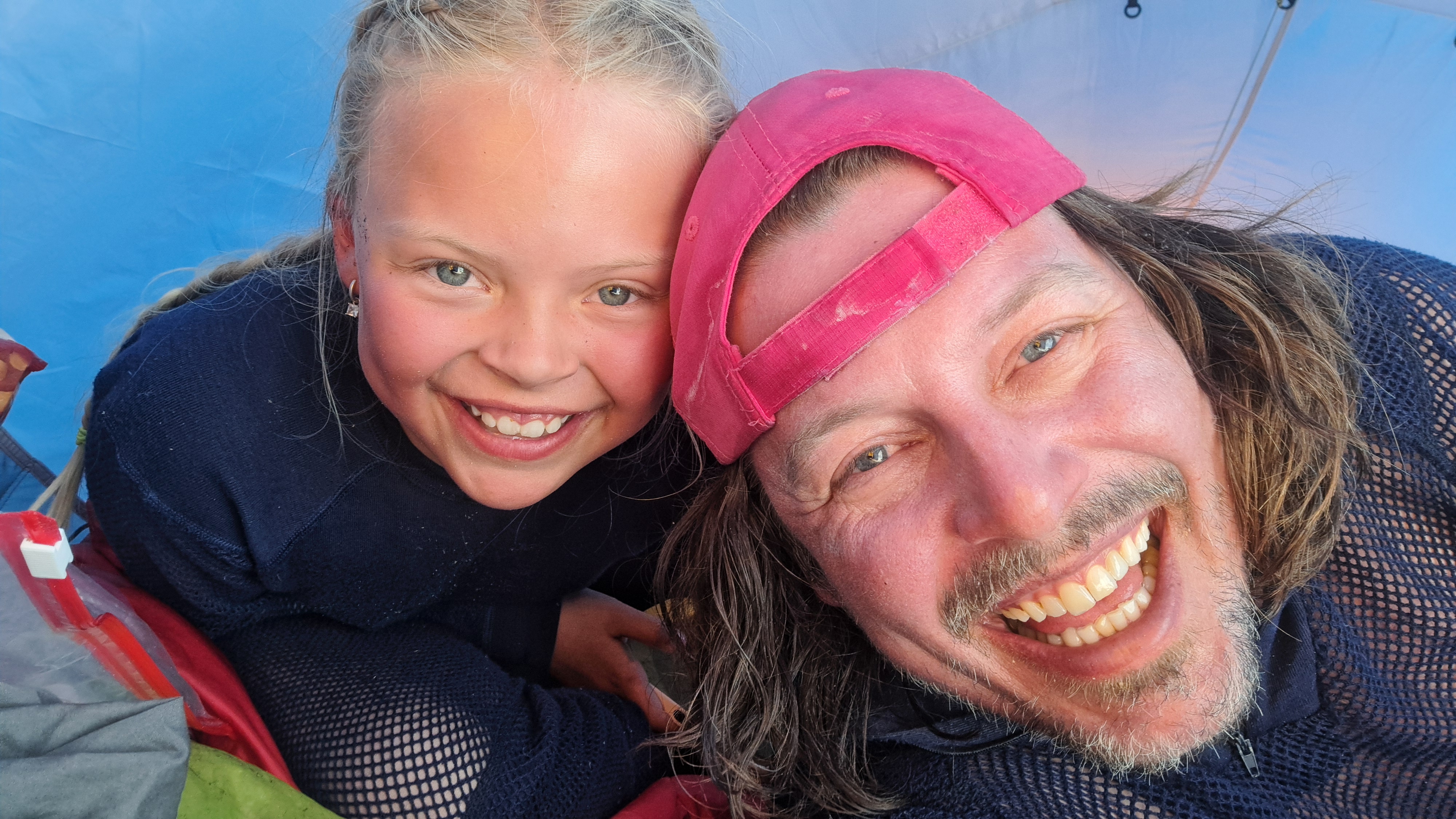 mann og datter i et telt