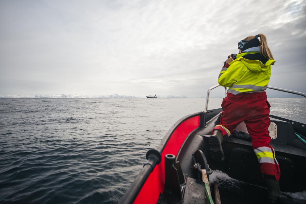 Personer i b&aring;t speider ut over havet