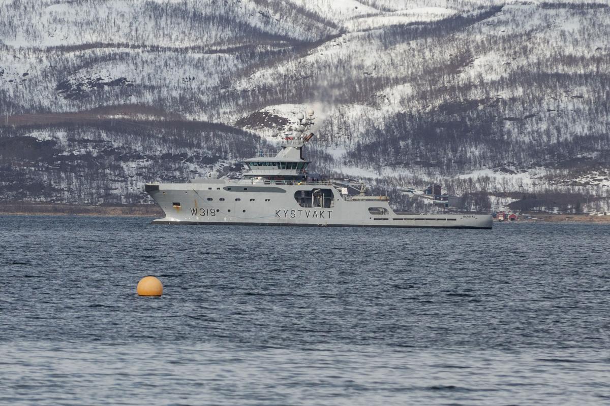 stort kystvaktskip som seiler p&aring; havet