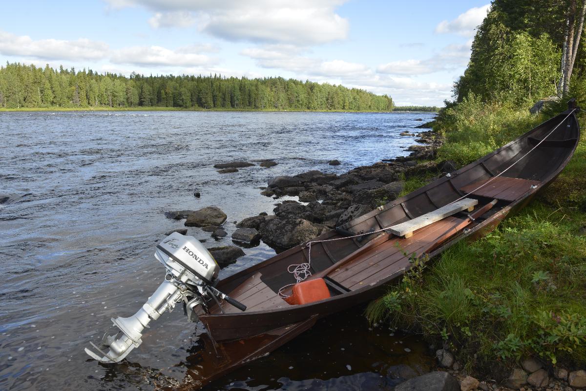 Elveb&aring;t i elvekanten