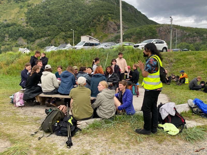 IMG_35131.jpg En rekke studenter på utflukt ved nordnorsk fjord.