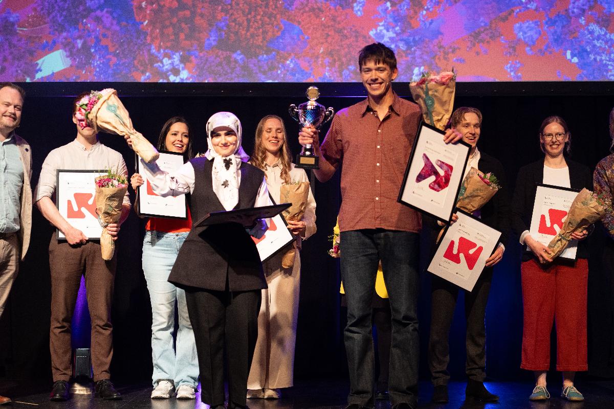 P&aring; scenen i jubel: Arthur Kruse S&oslash;rensen vant 1. plass og Arefeh Lotfi 2. plass i &aring;rets regionfinale i Forsker Grand Prix